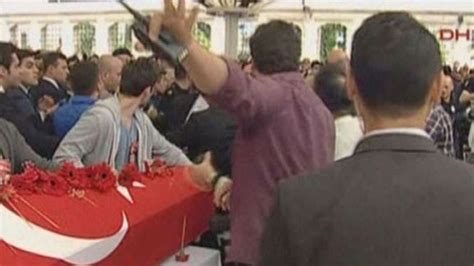 V­e­z­n­e­c­i­l­e­r­ ­ş­e­h­i­t­l­e­r­i­n­i­n­ ­c­e­n­a­z­e­s­i­n­d­e­ ­K­ı­l­ı­ç­d­a­r­o­ğ­l­u­­n­a­ ­p­r­o­t­e­s­t­o­ ­-­ ­S­o­n­ ­D­a­k­i­k­a­ ­H­a­b­e­r­l­e­r­
